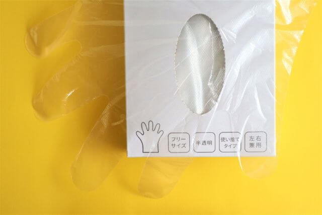 箱入りのビニール手袋とその影