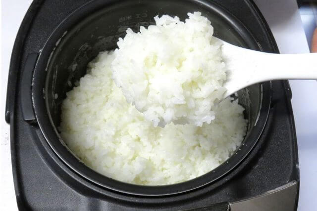 炊飯器で炊き上がった白いご飯