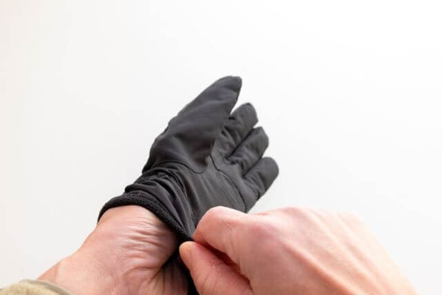 黒い手袋を着ける準備をする手