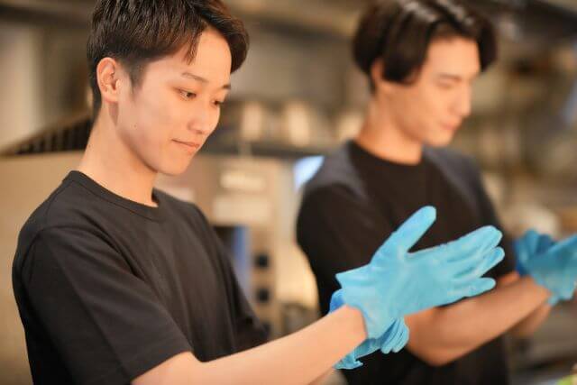作業前に手袋を確認する作業員たち